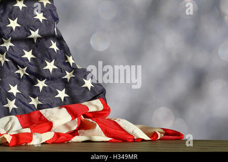 Wellige amerikanische Flagge vor verschwommenen glitzernden Hintergrund mit Platz für Kopie Stockfoto