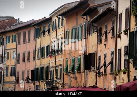 Italien-Tuscany-Pisa. September 2016 sind Torists gesehen, der schiefe Turm von Pisa zu halten versuchen. Pisa ist eine Stadt in der Toskana, Mittelitalien, zwischen dem Fluss Arno kurz bevor es ins Tyrrhenische Meer mündet. Es ist die Hauptstadt der Provinz Pisa. Obwohl Pisa ist weltweit bekannt für seinen schiefen Turm (der Glockenturm der Kathedrale der Stadt).  Die monumentale Campo Santo in der Piazza del Duomo Fassade der Kirche Santa Maria della Spina St. Francis' Palazzo della Carovana oder dei Cavalieri Cittadella Vecchia während der Glockenturm der Kathedrale, bekannt als "der schiefe Turm von Pisa", Stockfoto