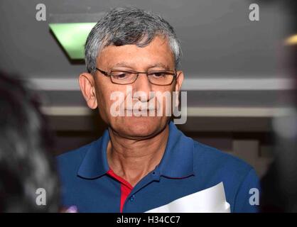 Vorstand der Steuerung für Cricket in Indien Sekretär Ajay Shirke nach dem Besuch des Board of Control Cricket in Indien 87. AGM-Mumbai Stockfoto