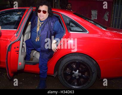 Indische Bollywood Musik Komponist Bappi Lahiri Ankunft in roten Auto für die Enthüllung Zeremonie in North Bombay Sarbojanin Durga Puja Samiti; Maa Durga Idol; Mumbai; Indien; Asien Stockfoto