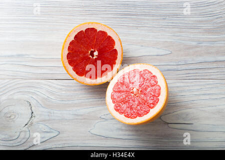 Geschnittene frische reife Grapefruit über weiße natürliche Alter Holz Hintergrund Stockfoto