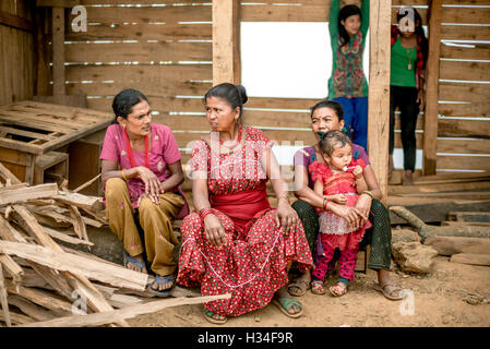 Frauen, die an einem Treffen teilnehmen, um unter anderem über Wasserressourcen-Management in Chandani Mandan Dorf, Kavrepalanchok, Nepal zu diskutieren. Stockfoto