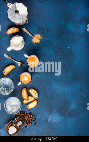 Kaffee Espresso, Cantucci, Kekse und Milch auf dunkelblauem Hintergrund Stockfoto