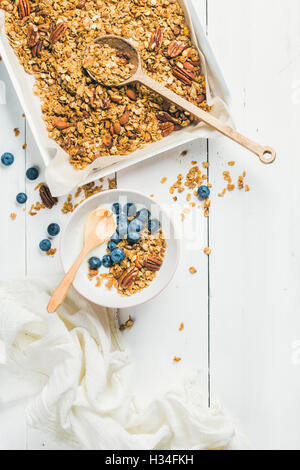 Hafer-Müsli mit Pecan-Nüssen und Mandeln,, Joghurt Heidelbeere in Schüssel Stockfoto