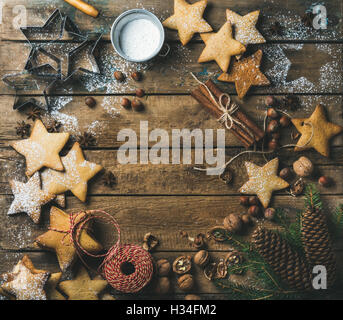 Lebkuchen mit Puderzucker, Nüssen, Gewürzen, Tanne Zweig, Kegel Stockfoto