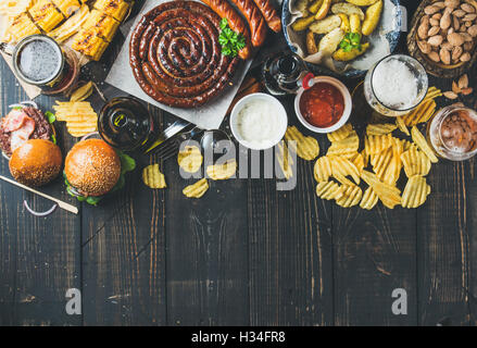 Oktoberfest Bier und Snacks Vielfalt auf verbranntes Holz dunkel Stockfoto