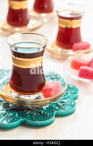 Sehr Geschmack schwarzen türkischen Tee trinken, traditionellen türkischen Tee in Gläsern Stockfoto