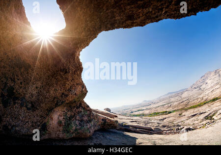 Höhle in den Bergen der Wüste mit Sonne am heißen Tag in Ostkasachstan Stockfoto