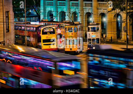 Abend-Verkehr im zentralen Bankenviertel, Hong Kong, China. Stockfoto