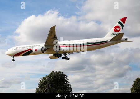 Biman Bangladesh Airlines - Boeing 777-3E9(ER) nahenden London Heathrow Flughafen. Stockfoto