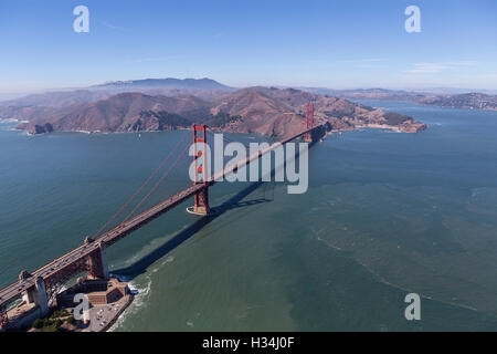 Antenne an der Golden Gate Bridge, in der Nähe von Fort Point und Marin Headlands San Francisco, Kalifornien. Stockfoto