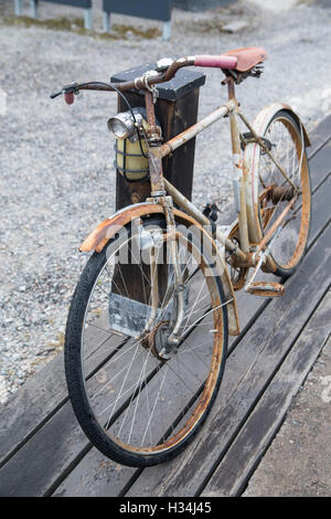 Vintage Fahrradständer an der Holzstab Stockfoto