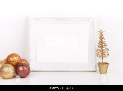 Weihnachten-Mock-up gestylt, stock-Fotografie mit weißen verzierten Rahmen und gold-Glitter Kugeln mit einem gold Weihnachtsbaum Stockfoto