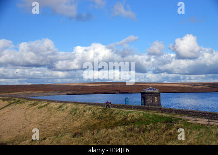 Ein paar wenige kauen auf Stausee Staumauer Saddleworth Moor, Peak District National Park, größere Manchester, England UK. Stockfoto