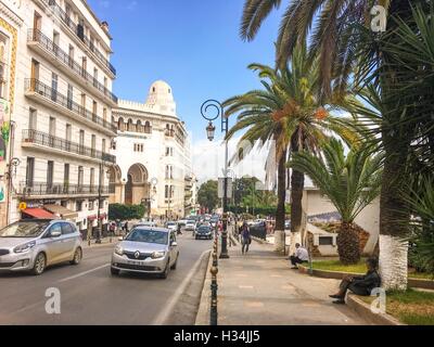 Französische Kolonialbauten in Algier Algeria.Buildings werden durch die algerische Regierung renoviert. Stockfoto