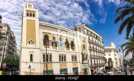 Französische Kolonialbauten in Algier Algeria.Buildings werden durch die algerische Regierung renoviert. Stockfoto