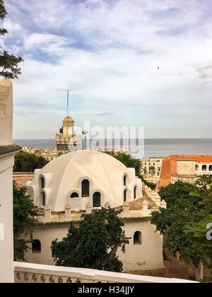 Sidi Abderrahmane El Thaalibi Moschee im alten Teil von Algerien casbah(kasaba). Moschee und dem Campus wird von den Frauen besucht Stockfoto