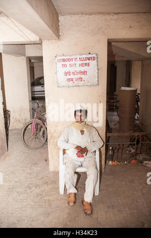 Eine ignorierte Schild am Wohnapartmentblock Gehäuse reiche Mittelklasse-indische Familien in Mumbai / Bombay, Indien Eco Stockfoto