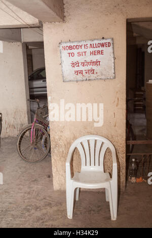 Eine ignorierte Schild am Wohnapartmentblock Gehäuse reiche Mittelklasse-indische Familien in Mumbai / Bombay, Indien Eco Stockfoto