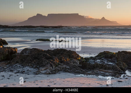 Sonnenuntergang über Tafelberg vom Bloubergstrand, Kapstadt Stockfoto