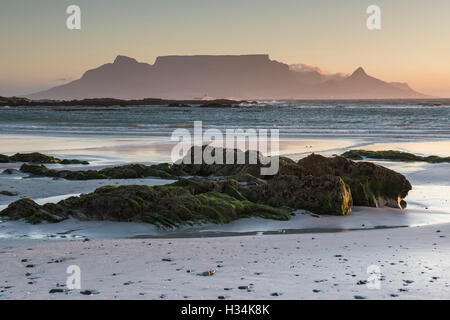 Sonnenuntergang über Tafelberg vom Bloubergstrand, Kapstadt