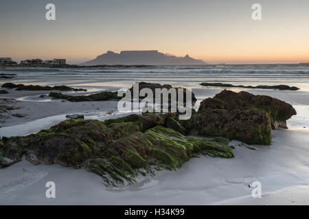 Sonnenuntergang über Tafelberg vom Bloubergstrand, Kapstadt Stockfoto