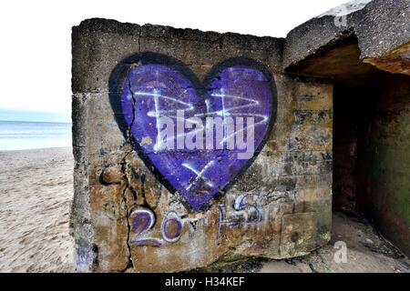 Ein 2. Weltkrieg Pillbox auf Cayton Bay Beach mit Graffiti bemalt Herz, North Yorkshire England UK Stockfoto