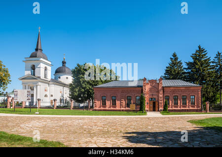 Museum für Archäologie und Orthodox Church of the Ascension (1803) auf der linken Seite in Baturin, Ukraine Stockfoto