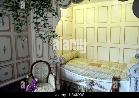 White Chamber mit einem Bett aus Baumkronen vor 1800. Stockfoto