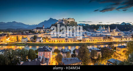 Panoramablick auf die Altstadt von Salzburg mit Festung Hohensalzburg in der Abenddämmerung, Salzburger Land, Österreich Stockfoto