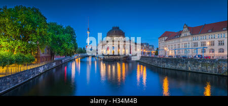 Panorama der historischen Berliner Museumsinsel mit dem berühmten Fernsehturm und Spree entlang in der Dämmerung während der blauen Stunde in der Abenddämmerung, Berlin Stockfoto