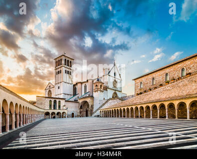 Berühmte Basilika des Heiligen Franziskus von Assisi (Basilica Papale di San Francesco) mit Lower Plaza bei Sonnenuntergang in Assisi, Umbrien, Italien Stockfoto