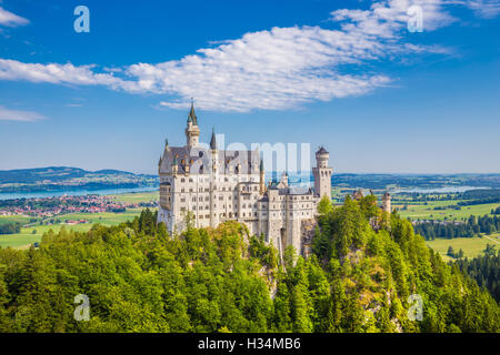 Klassische Ansicht des weltberühmten Schloss Neuschwanstein, einer der meist besuchten Burgen Europas, im Sommer, Bayern, Deutschland Stockfoto