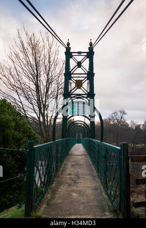 Die Hängebrücke über den Fluss Garry in Pitlochry, Schottland. Stockfoto