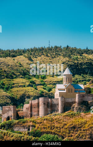 Malerische Aussicht auf die uneinnehmbare Festung Narikala Festung und St. Nikolaus-Kirche In Tiflis, Georgien. Stockfoto