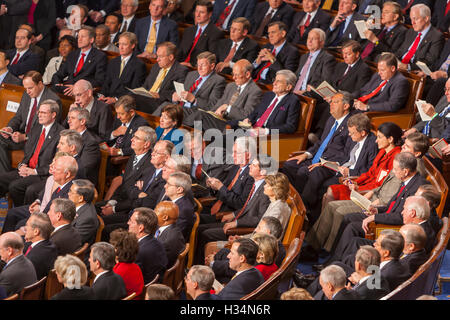 WASHINGTON, DC, USA - Mitglieder des US-Kongresses Blick auf als Präsident George W. Bush liefert seine Rede zur Lage der Union vor dem Kongress am 2. Februar 2005. Stockfoto