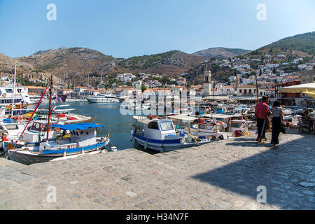 HYDRA, Griechenland - 29. August 2016: Unindentified Menschen in Stadt Hydra auf Hydra-Insel in Griechenland. Hydra ist eines der Saronic Islan Stockfoto