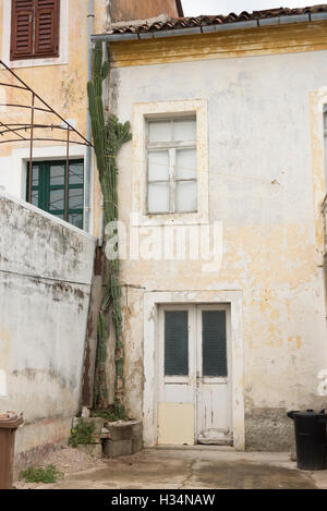 Ein altes weiß getünchten Gebäude in Trpanj Kroatien zeigt Wand Fenster und Türen Stockfoto