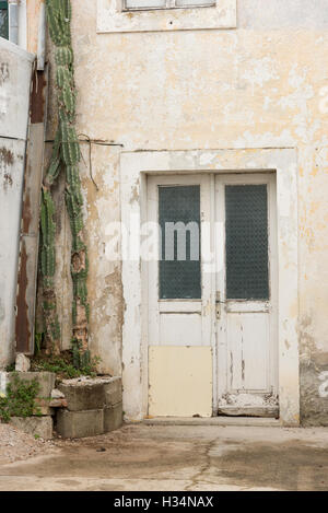 Ein altes weiß getünchten Gebäude in Trpanj Kroatien zeigt Wand Fenster und Türen Stockfoto