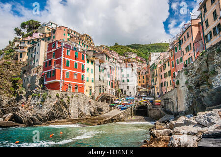 Schöne Aussicht auf Riomaggiore, eines der fünf berühmten Fischer Dörfer der Cinque Terre in Ligurien, Italien Stockfoto