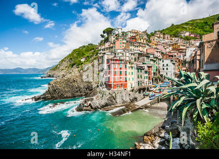 Schöne Aussicht auf Riomaggiore, eines der fünf berühmten Fischer Dörfer der Cinque Terre in Ligurien, Italien Stockfoto