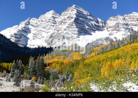 Herbst Schnee am Maroon Bells - Herbst Morgen Blick auf Maroon Bells nach einer Übernachtung Schneesturm am Ende September. Stockfoto