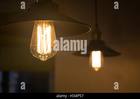 Käfigläufer Glühbirne vor einem dunklen Hintergrund Stockfoto