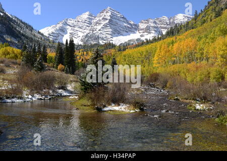 Maroon Bells und Creek - ein Herbst Morgen Blick auf Maroon Bach, der am Fuße der Maroon Bells Mountains nach einem Schneesturm. Stockfoto