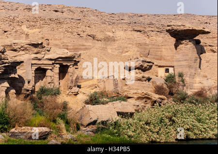 Ägypten. Kreuzfahrt Nil von Kom Ombo nach Luxor, vorbei an Edfu und Esna. Fels geschnitten Schreine am Gebel el-Silsila. Stockfoto