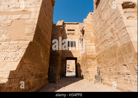 Medinet Habu, die Leichenhalle Tempel von Ramses III, auf der Westbank von Luxor, Ägypten. Stockfoto