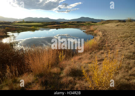 Herbst-Berg Teich - Sonnenuntergang in einem kleinen Teich in Bear Creek Trail Park, Denver - Lakewood, Colorado. USA. Stockfoto