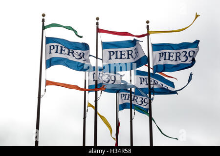 Fahnen am Pier 39 in Fishermans Wharf in San Francisco, Kalifornien, USA. Stockfoto