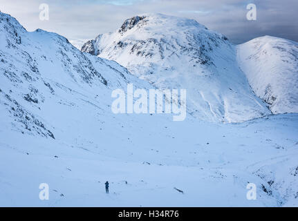 Walker in der Nähe von Beregnung Tarn mit großen Giebel im Hintergrund, englischen Lake DIstrict National Park, UK Stockfoto