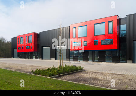 neu bauen Sie rote Industriehalle mit Büros Stockfoto